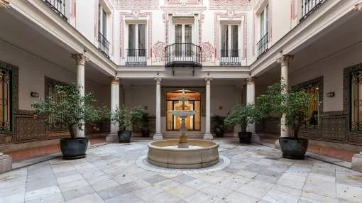 Bourgeois penthouse in heart of the centre of Madrid